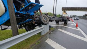 Caminhão sai da pista e bate em poste em Praia Grande