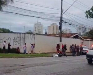 Homem colide moto com poste e morre no Guarujá