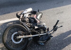 Motociclista bate em micro-ônibus, cai em rodovia e fica ferido