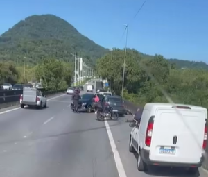 Motociclista cai na água em acidente na Ponte do Mar Pequeno