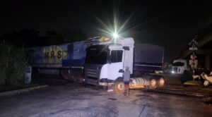 Motorista de carreta não vê trem e veículos se chocam em Cubatão