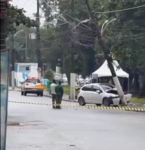 Carro bate em poste e provoca interdição de túnel no Guarujá