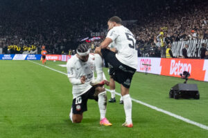 Corinthians joga mal, mas vence Galo no fim com golaço de Labyad em retorno de Memphis