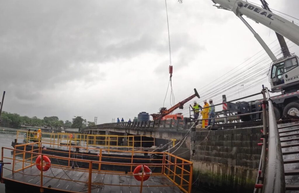 Ecovias usa balsa para apoio às obras na Ponte do Casqueiro