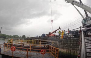 Ecovias usa balsa para apoio às obras na Ponte do Casqueiro