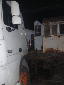 Caminhoneiro não vê trem em movimento e veículos colidem em Cubatão
