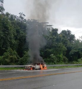 Carro pega fogo e ocupantes ‘desaparecem’ em Bertioga
