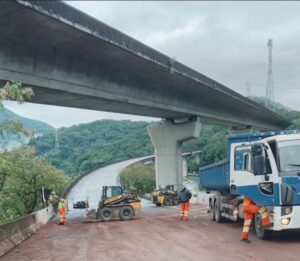 Carga de pisos é derramada em rodovia após carreta apresentar problemas
