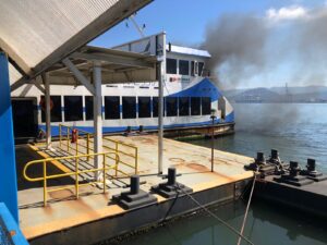 Fumaça provoca evacuação rápida de barca em VC; VÍDEO