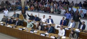 Câmara de PG rejeita cassação de vereador investigado por crime sexual