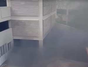 Incêndio atinge motos em garagem de condomínio no Marapé