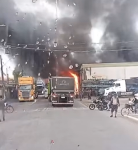 Incêndio atinge oficina de caminhões na Rua do Adubo
