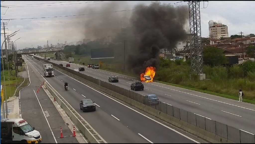 Pneu estoura e carro pega fogo em rodovia do Litoral