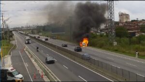 Pneu estoura e carro pega fogo em rodovia do Litoral