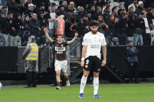 Corinthians faz jogo de falhas e vê invencibilidade na Libertadores cair diante do Platense