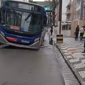 Asfalto cede e ônibus ‘afunda’ em rua de São Vicente