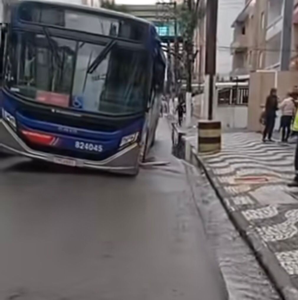 Asfalto cede e ônibus ‘afunda’ em rua de São Vicente