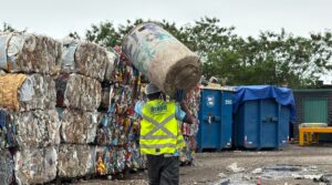 São Vicente troca recicláveis por IPhone e Pix