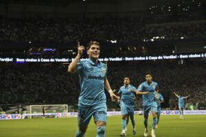 Palmeiras e Santos empatam em clássico agitado
