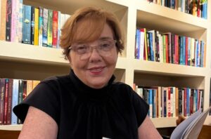 Helena Fraga transforma vivências maternas em fé, reflexão e poesia