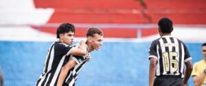 Atacante Kailan celebra primeiro gol com a camisa do Santos