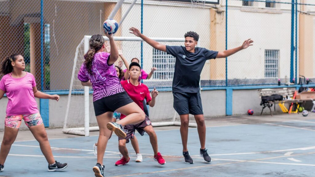 Handebol amplia oportunidades para crianças e adolescentes em Santos
