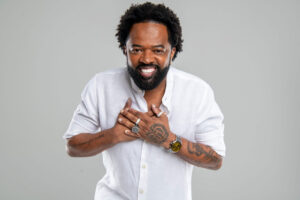 Xande de Pilares faz show gratuito em Bertioga neste domingo