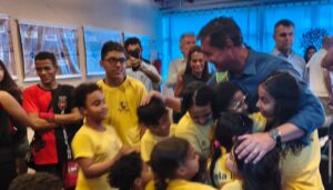 Rogério Santos recebe faixa de “prefeito mais bonito do Brasil”