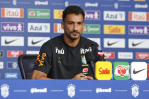 Sinceridade e pé no chão marcam coletiva de Danilo nos Estados Unidos