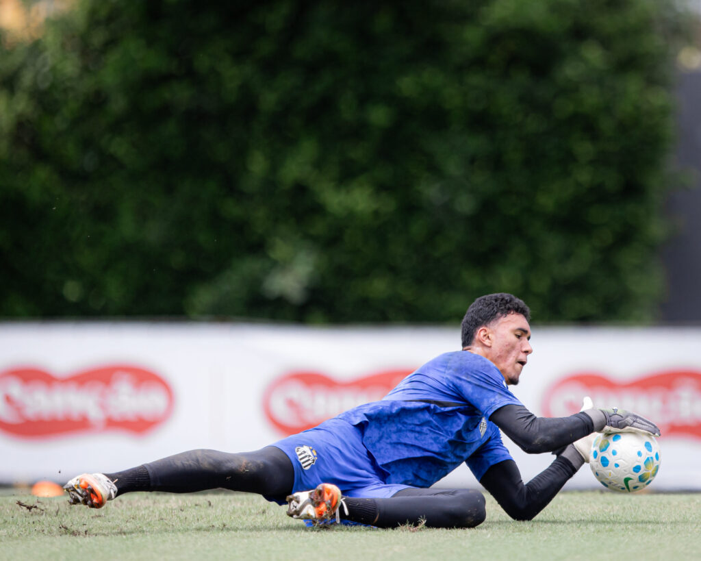 Santos FC renova contrato com goleiro e Menino da Vila João Pedro até 2031