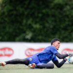 Santos FC renova contrato com goleiro e Menino da Vila João Pedro até 2031