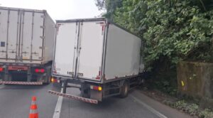 Caminhão fica sem freios e bate em mureta na Anchieta
