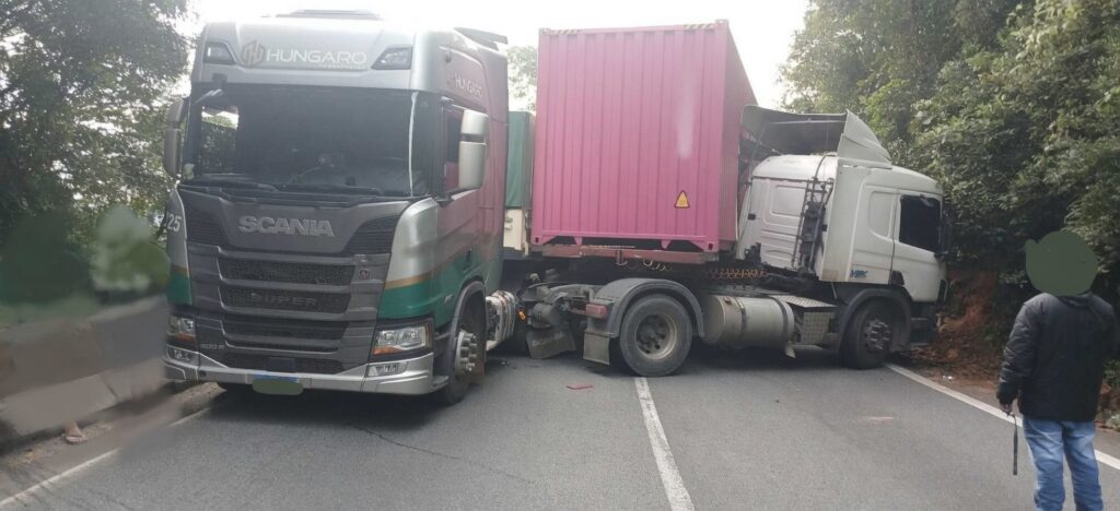 Carretas colidem e bloqueiam a Anchieta