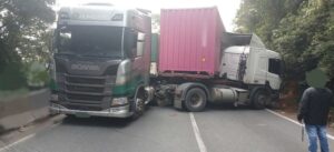 Carretas colidem e bloqueiam a Anchieta