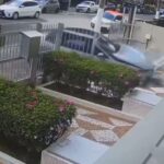 Idosa perde controle do carro, invade edifício e quase atropela pedestre; VÍDEO