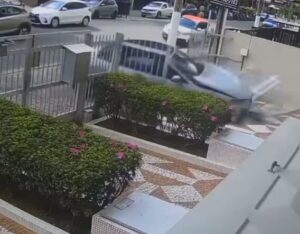 Idosa perde controle do carro, invade edifício e quase atropela pedestre; VÍDEO