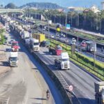 Colisão entre carretas provoca lentidão na Anchieta