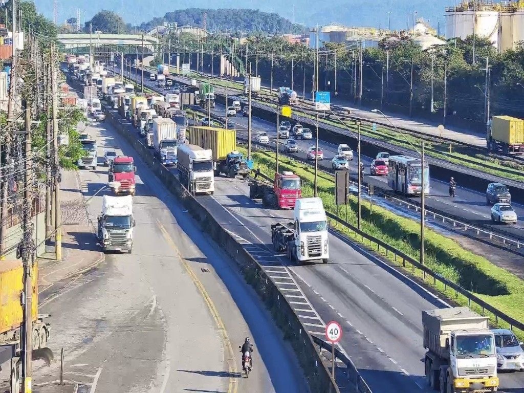 Colisão entre carretas provoca lentidão na Anchieta