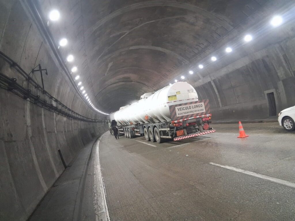 Colisão entre carretas provoca congestionamento na Imigrantes