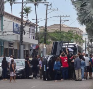 Vereadora de PG sofre acidente e carro capota em avenida da Cidade; VÍDEO