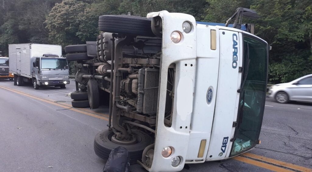 Caminhão tomba na Mogi-Bertioga e interfere no tráfego