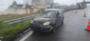Carro e caminhão colidem em rodovia da Baixada Santista