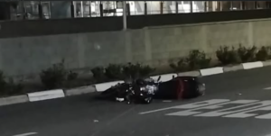 Motociclista morre ao colidir com poste em Guarujá