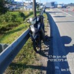 Três ficam feridos em colisão entre carro e moto em Itanhaém