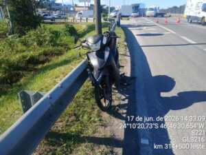 Três ficam feridos em colisão entre carro e moto em Itanhaém