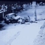 Carro bate em poste, fica destruído e motorista abandona veículo; VÍDEO