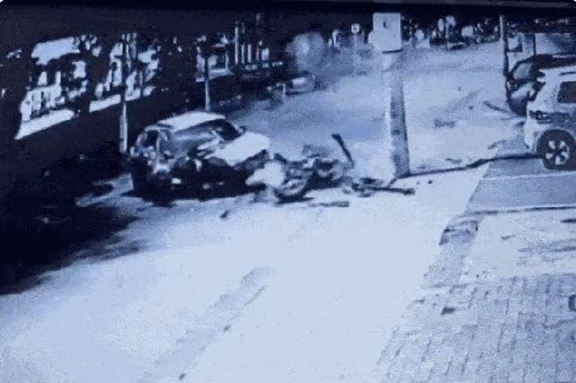 Carro bate em poste, fica destruído e motorista abandona veículo; VÍDEO