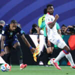 Raphinha deixa jogo contra o Haiti após sentir lesão no primeiro tempo