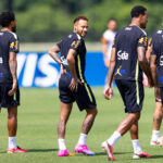 Neymar treina pela primeira vez com o elenco da seleção brasileira na Copa do Mundo