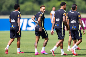 Neymar treina pela primeira vez com o elenco da seleção brasileira na Copa do Mundo